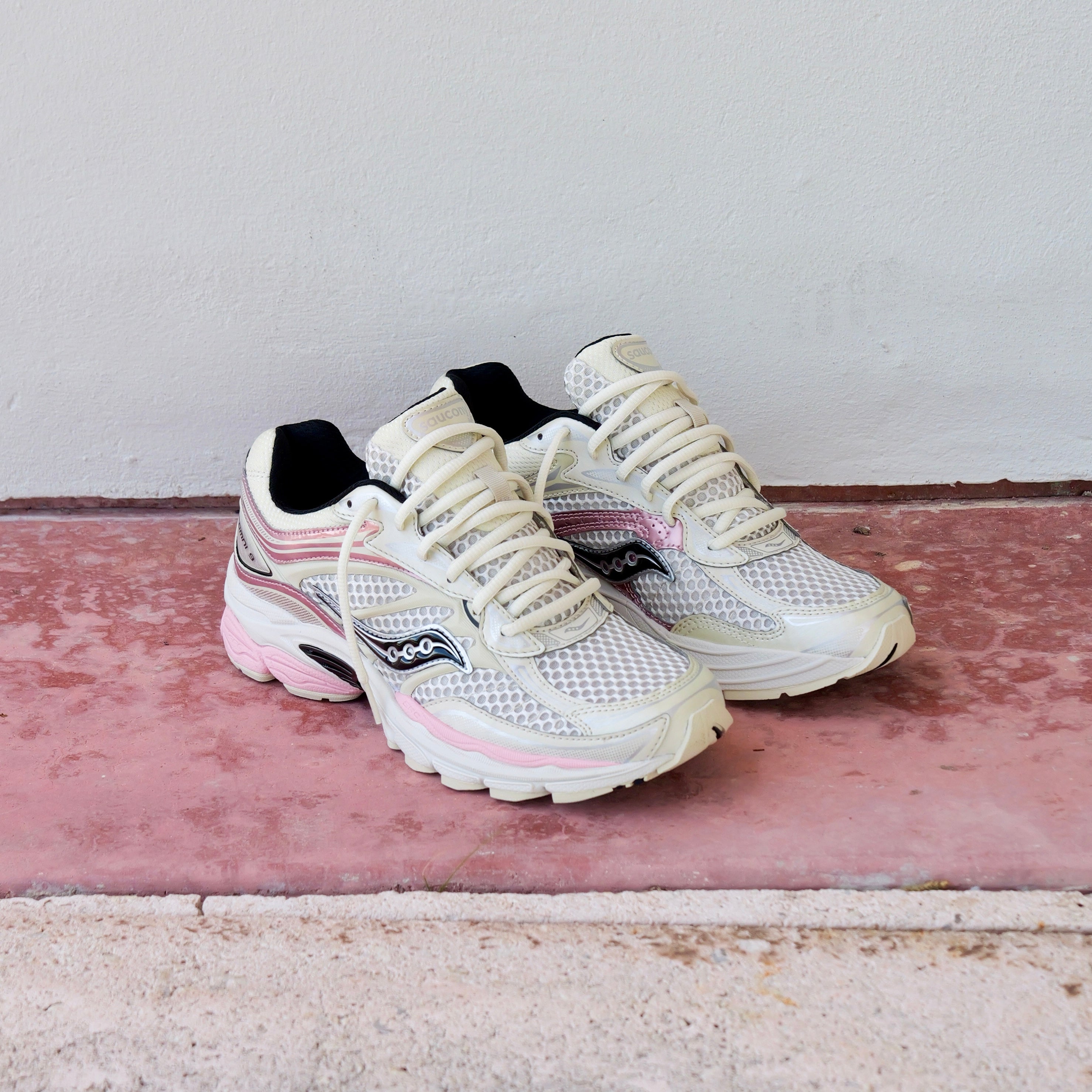 Mens Saucony ProGrid Omni 9 (Eggshell/Touch)