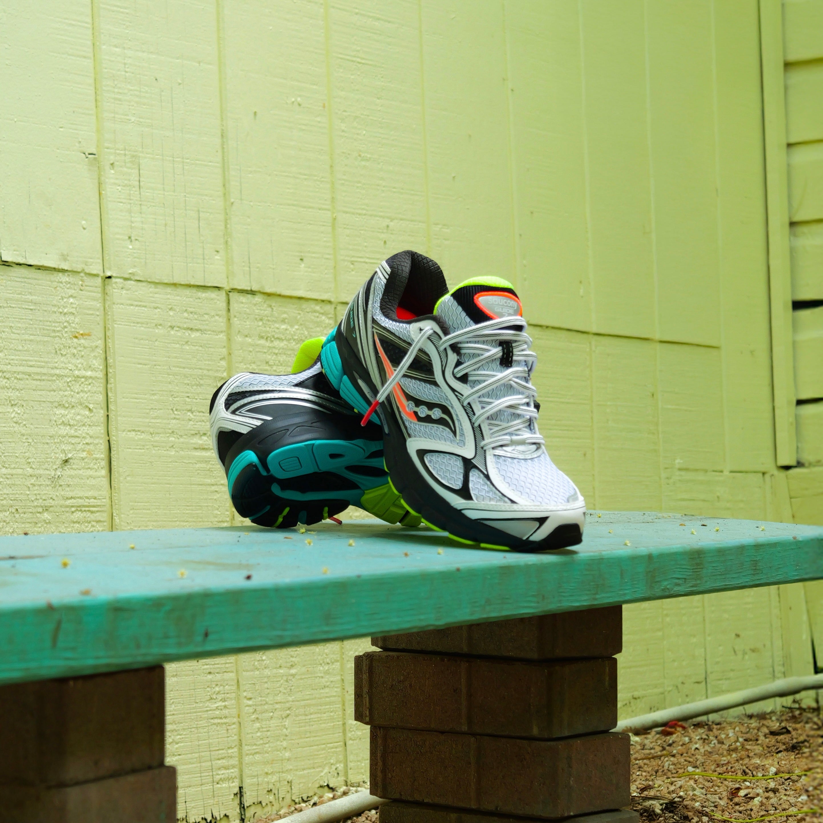 Mens Saucony ProGrid Guide 7 (White/Teal) - Saucony