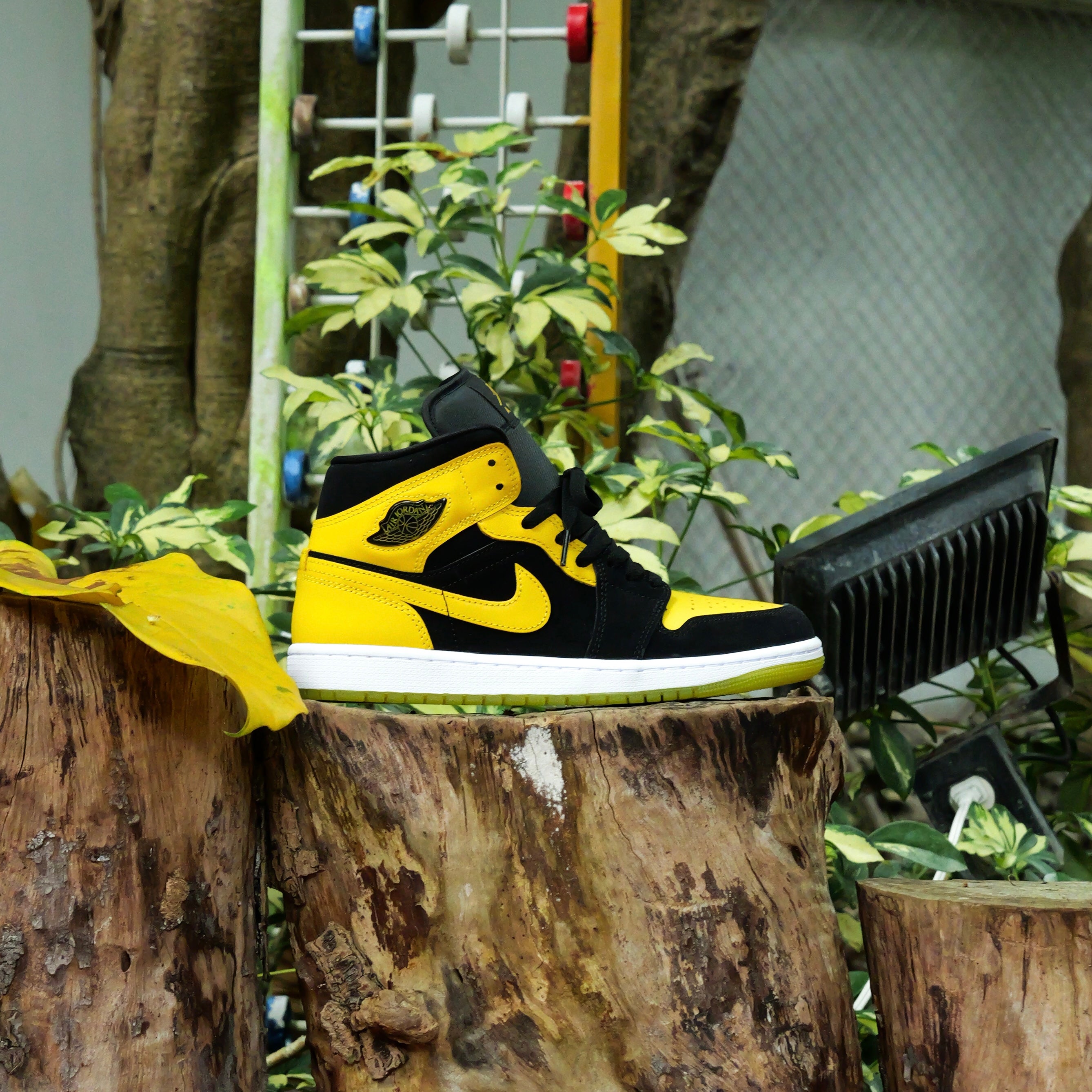 Mens Air Jordan 1 Mid SE (Black/White/Varsity Maize) - Nike