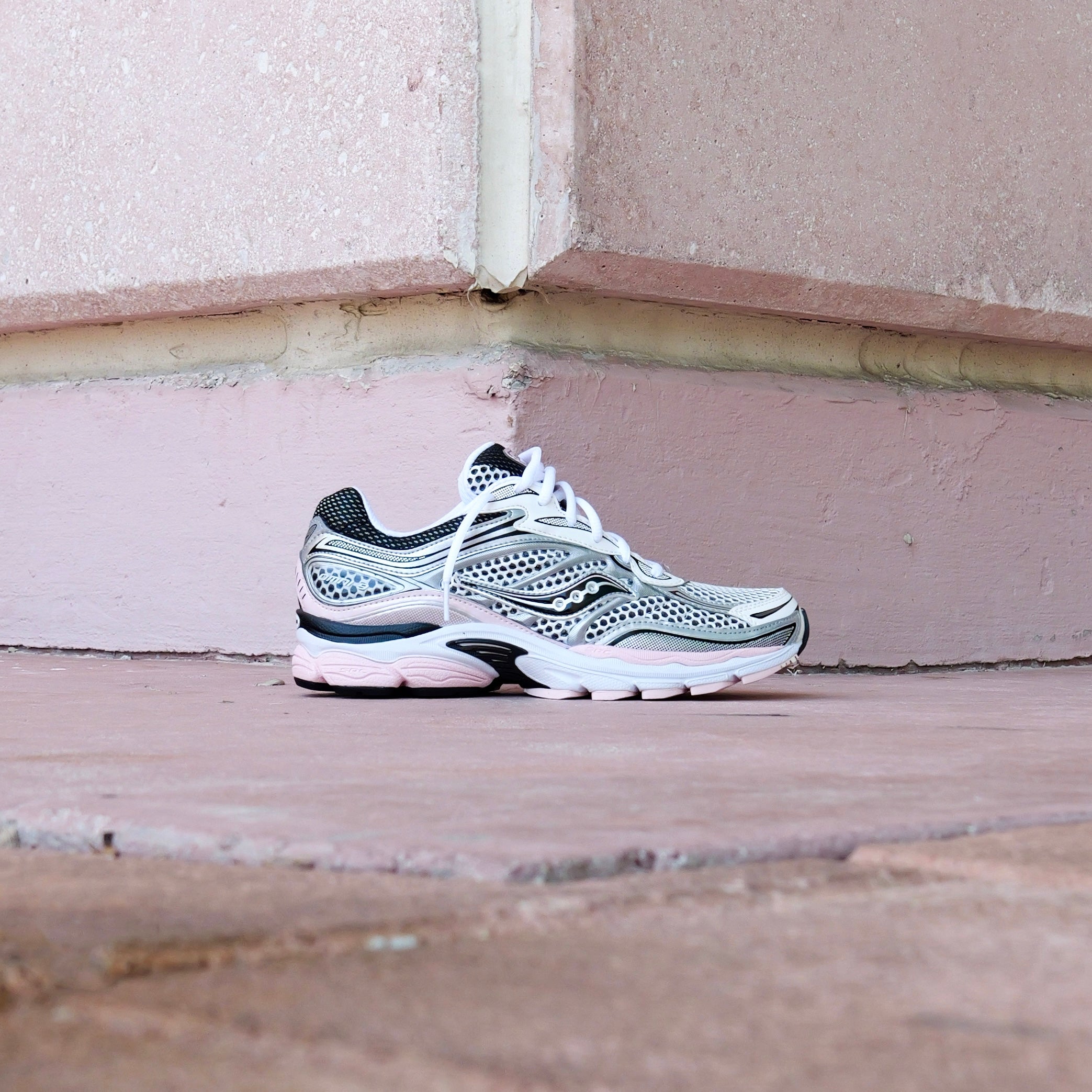 Mens Saucony ProGrid Omni 9 (Silver/Pink) - Saucony