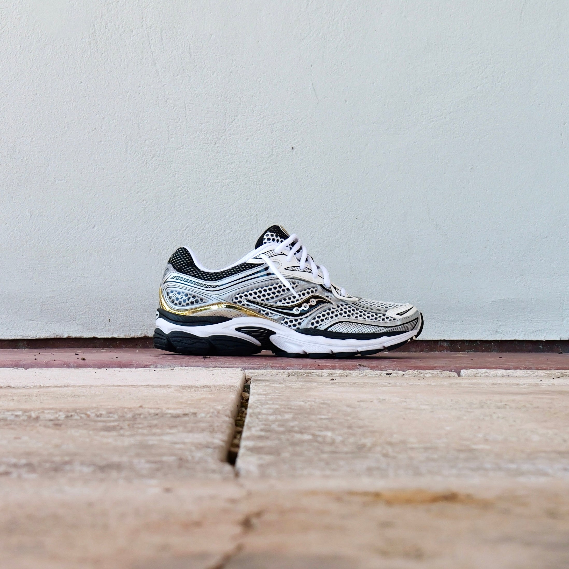 Mens Saucony ProGrid Omni 9 (Silver/Gold) - Saucony