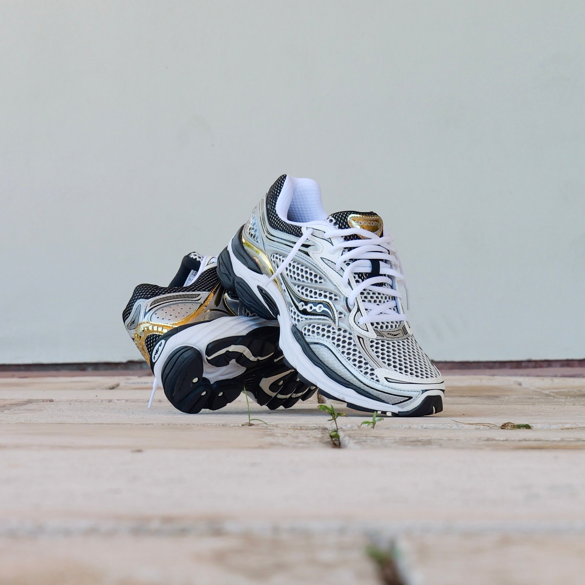Mens Saucony ProGrid Omni 9 (Silver/Gold) - Saucony
