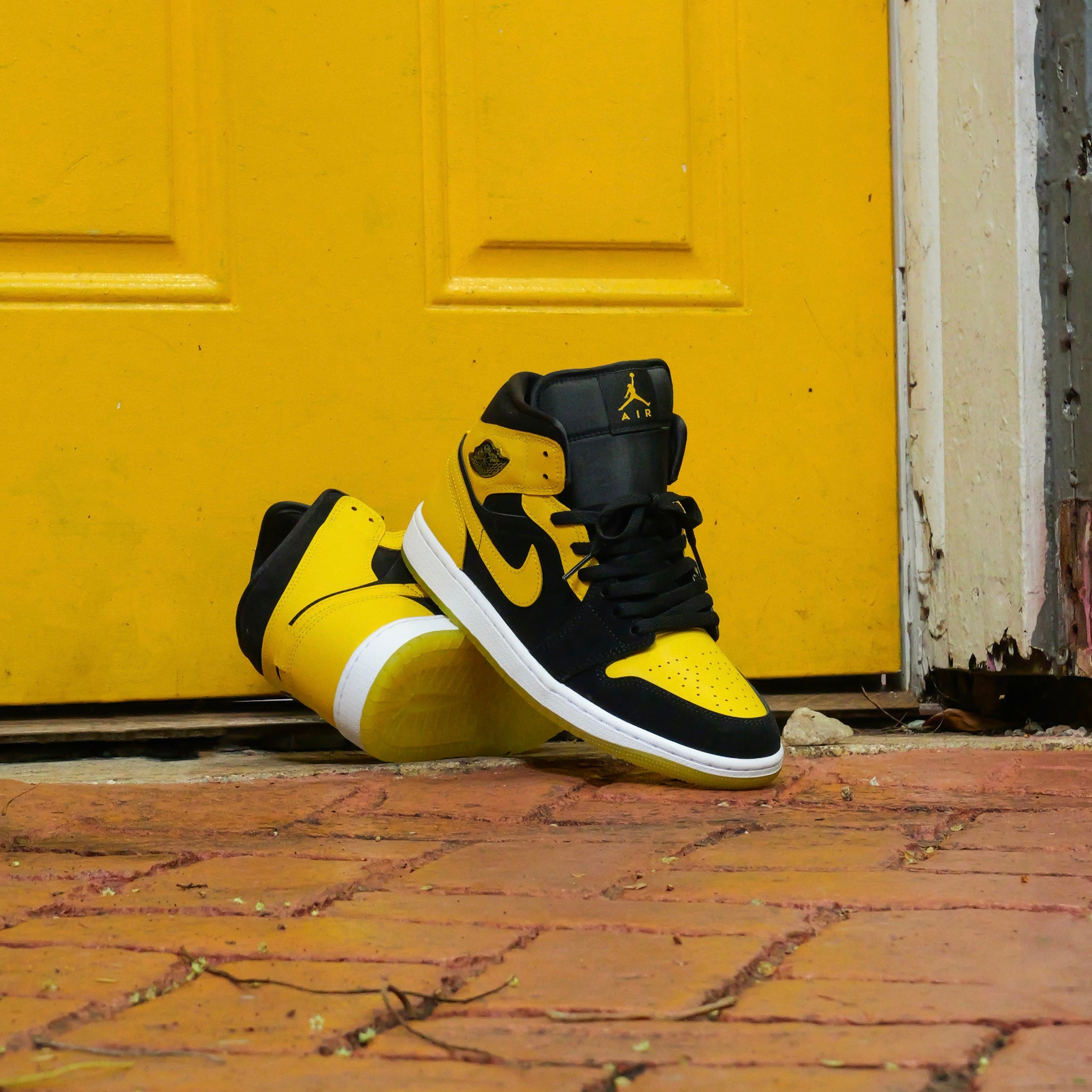 Mens Air Jordan 1 Mid SE (Black/White/Varsity Maize) - Nike