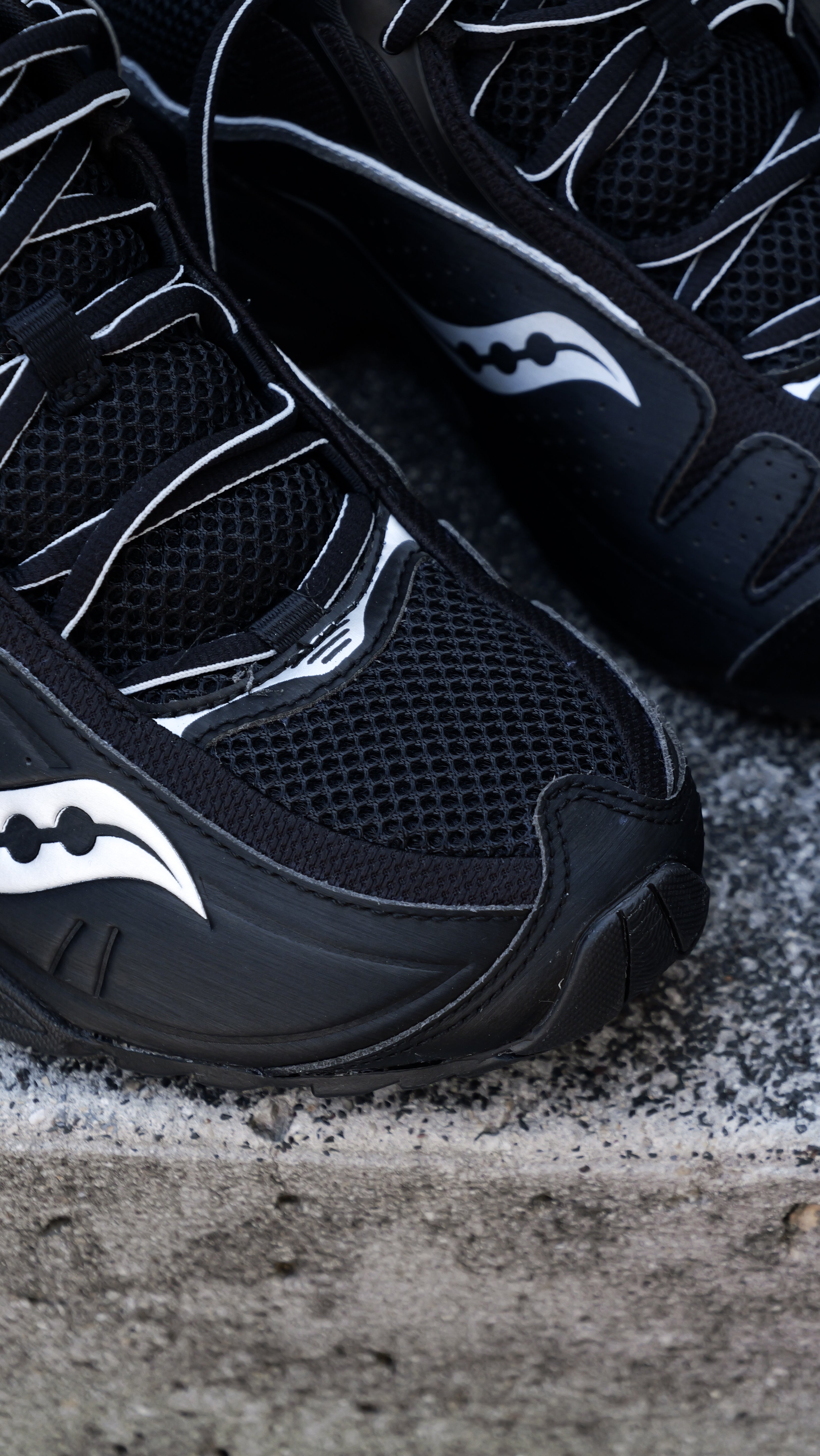 Mens Saucony ProGrid V2 (Black/Silver)