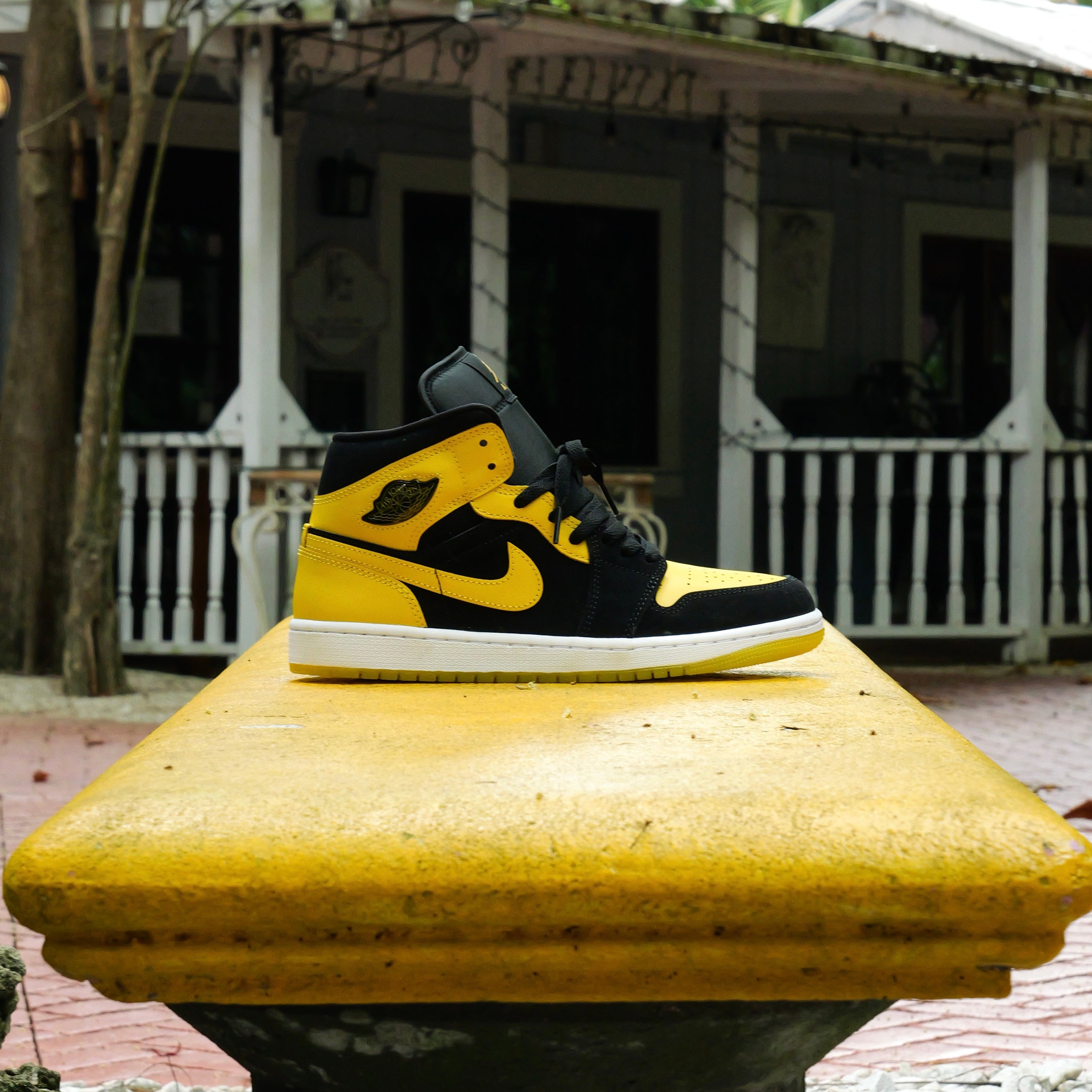 Mens Air Jordan 1 Mid SE (Black/White/Varsity Maize) - Nike