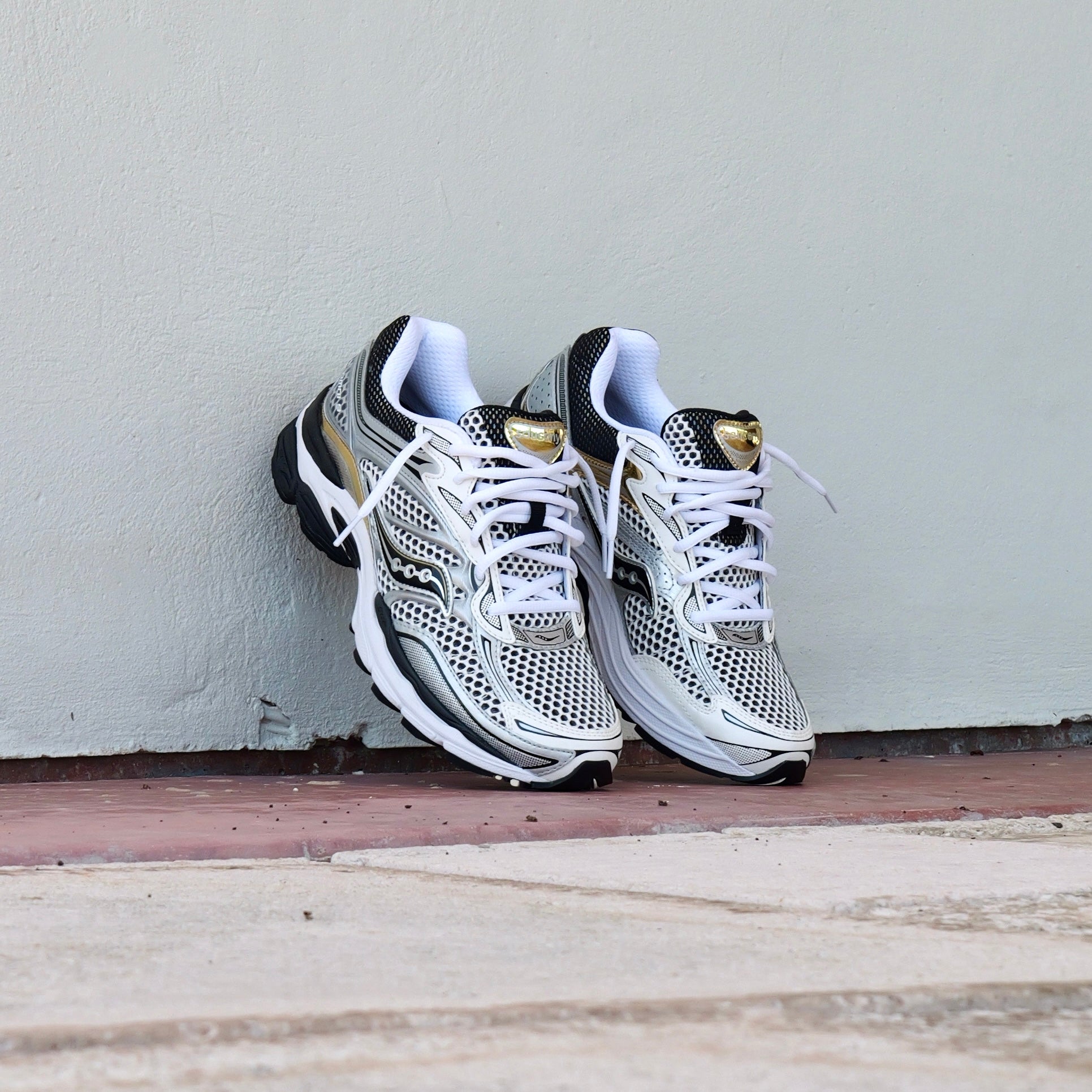 Mens Saucony ProGrid Omni 9 (Silver/Gold) - Saucony