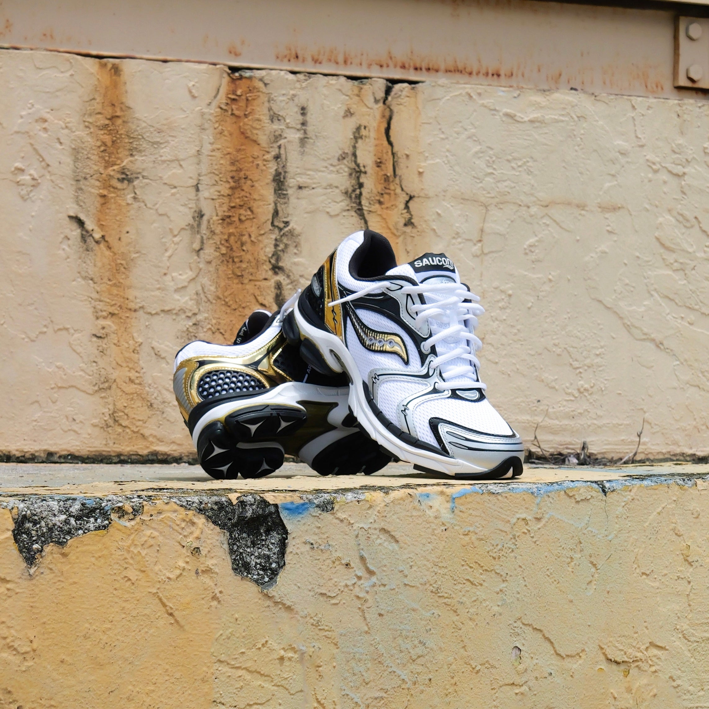 Mens Saucony ProGrid Triumph 4  (Gold/Chrome) - Saucony