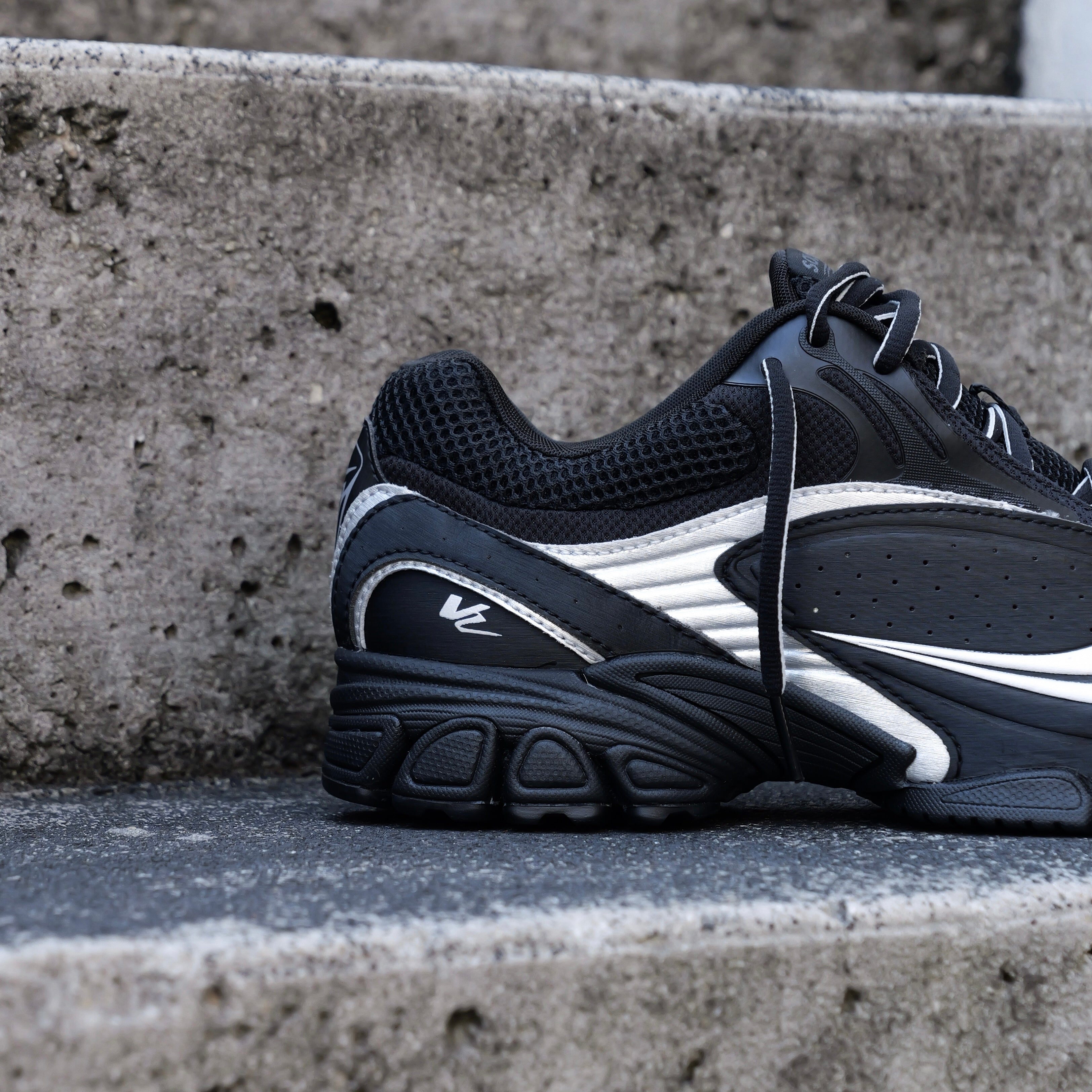 Mens Saucony ProGrid V2 (Black/Silver)